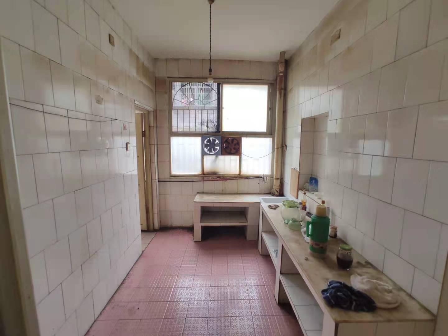 育财农贸市场（民营市场）  4室2厅2卫    65.0万厨房