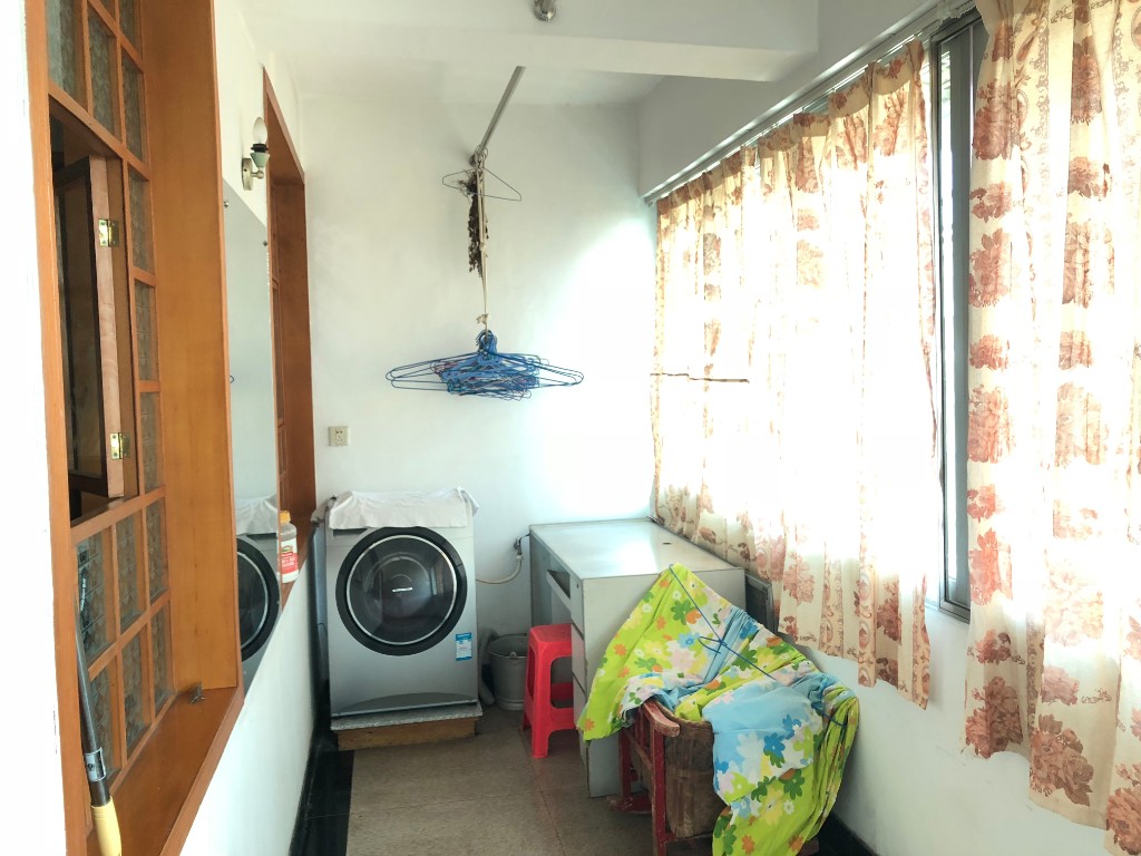 税务局兰溪税务所（赫山区地方税务局第二税务分局）  4室2厅2卫    53.8万卫生间