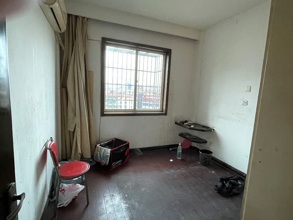 联谊新村 4室2厅2卫 85.0万 联谊新村 4室2厅2卫 85.0万客厅