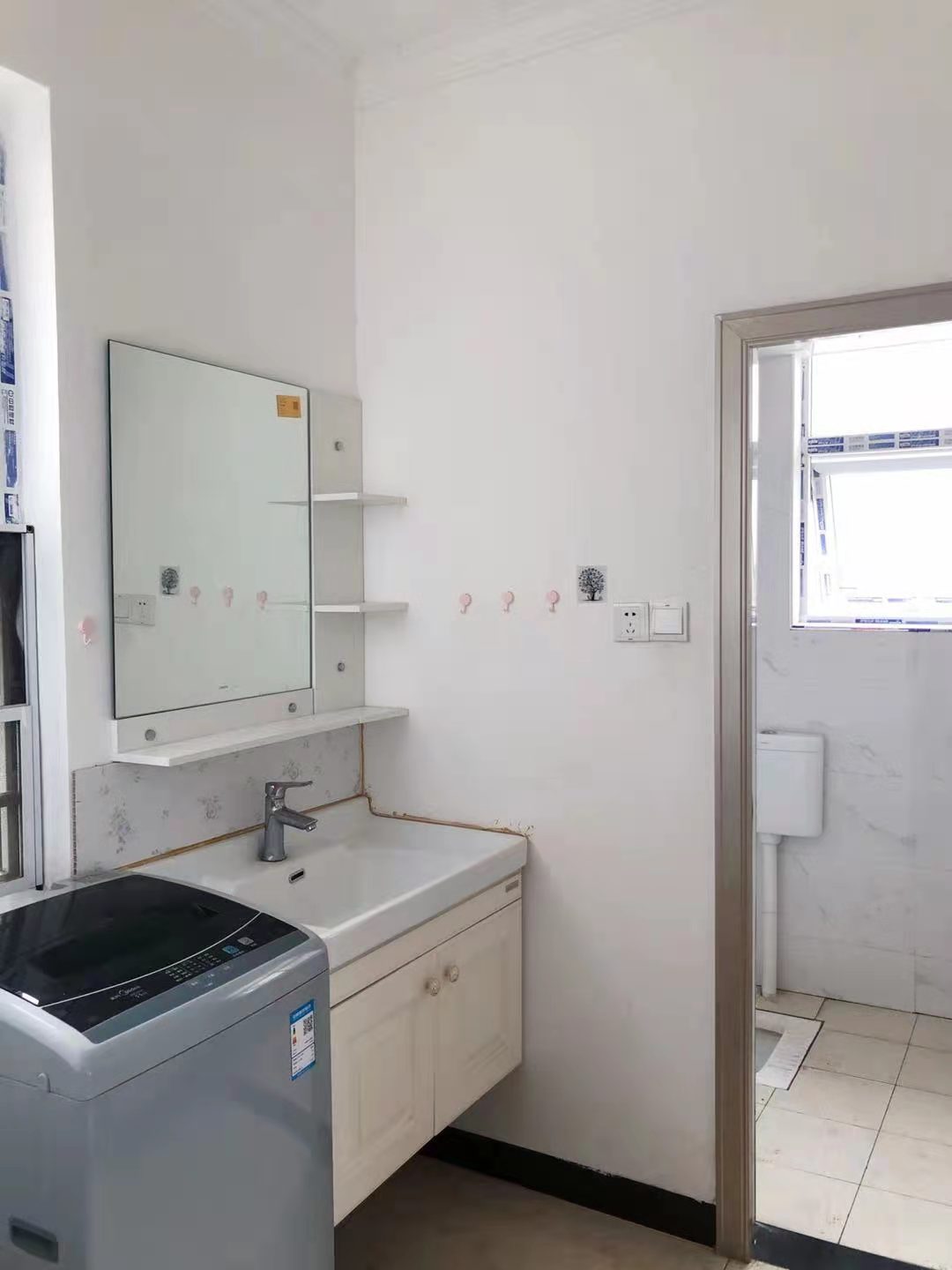 公交小区 3室2厅1卫 1500.0元/月 公交小区 3室2厅1卫 1500.0元/月室内图