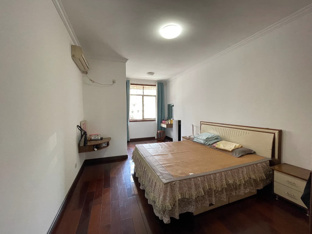 银海公寓 3室2厅2卫 122.8万 银海公寓 3室2厅2卫 122.8万卧室