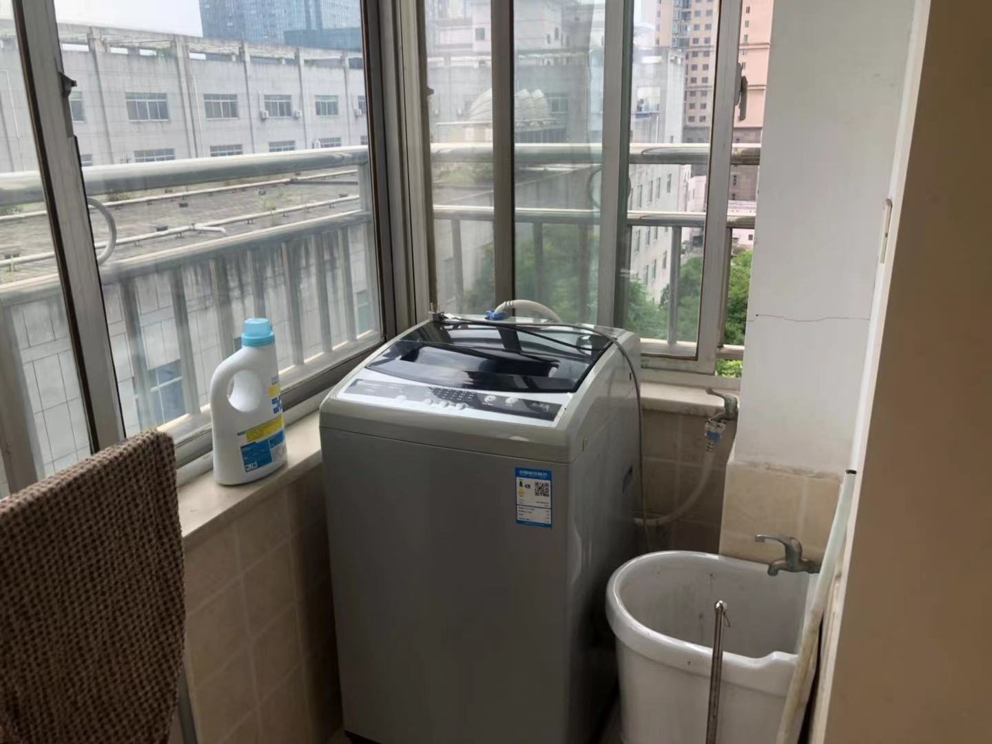 银色现代城  3室2厅2卫   2100.00元/月室内图