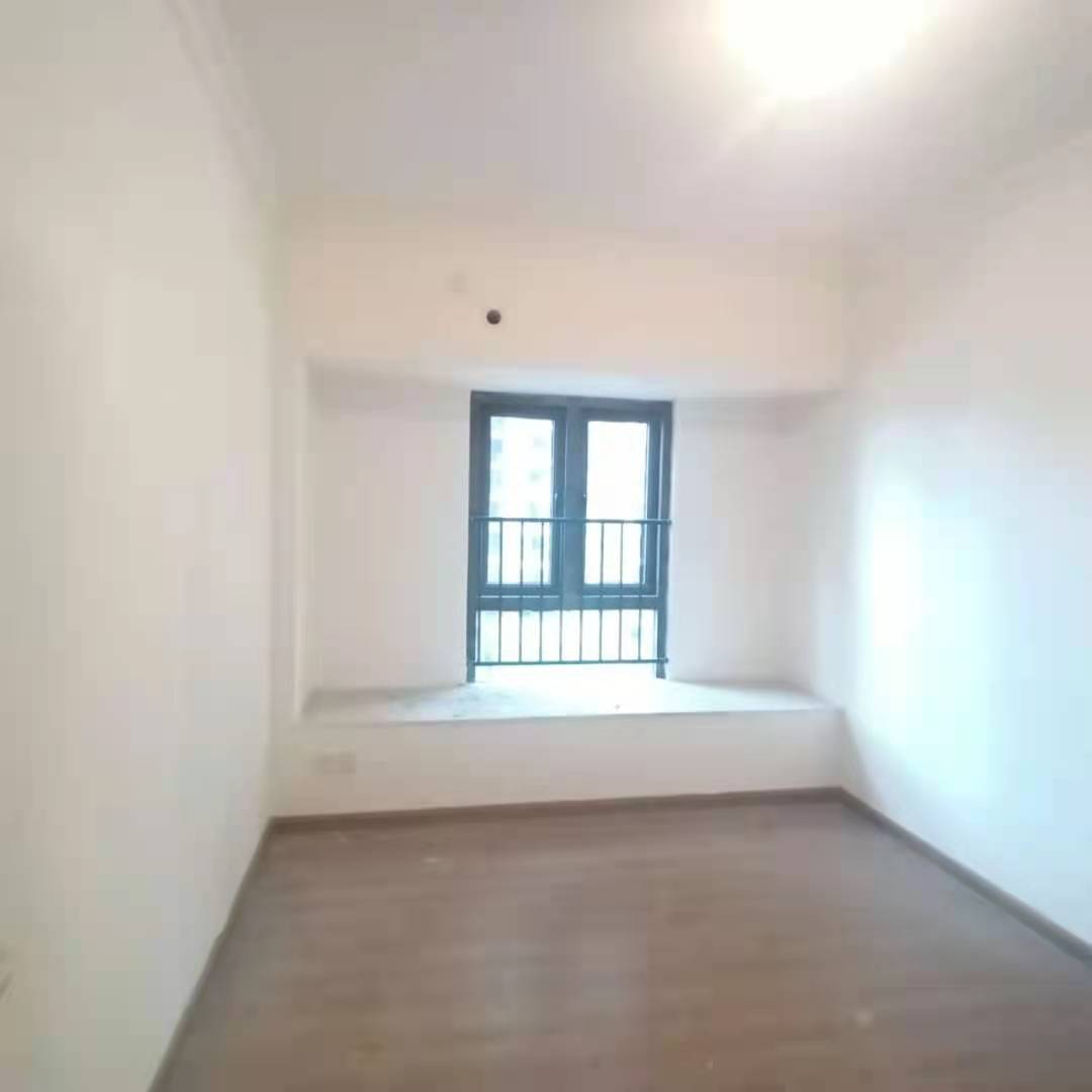 华耀碧桂园十里江湾誉峯 4室2厅2卫 2500.0元/月 华耀碧桂园十里江湾誉峯 4室2厅2卫 2500.0元/月室内图