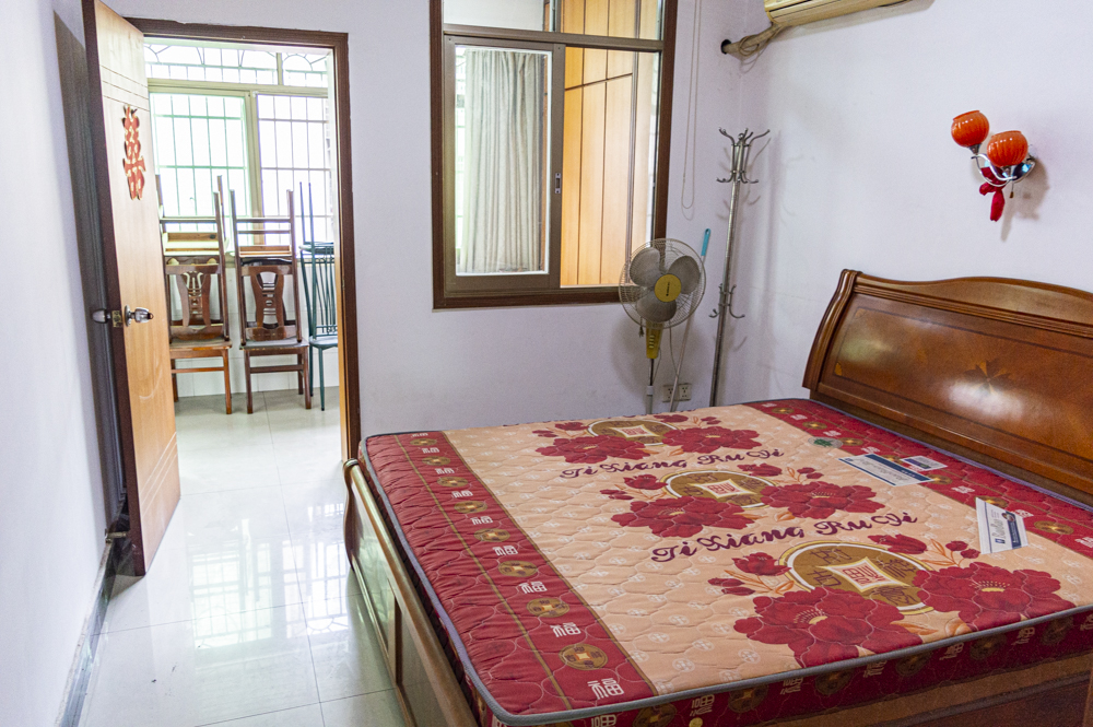 移民小区  3室2厅2卫    52.0万客厅