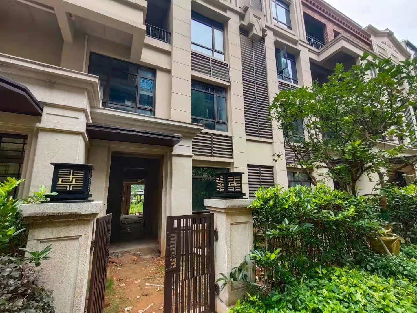 翡翠公园(北大资源) 5室2厅3卫 170.0万 翡翠公园(北大资源) 5室2厅3卫 170.0万客厅