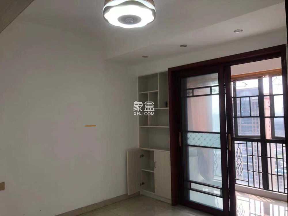 君临嘉龙公馆  3室2厅1卫    2400.0元/月