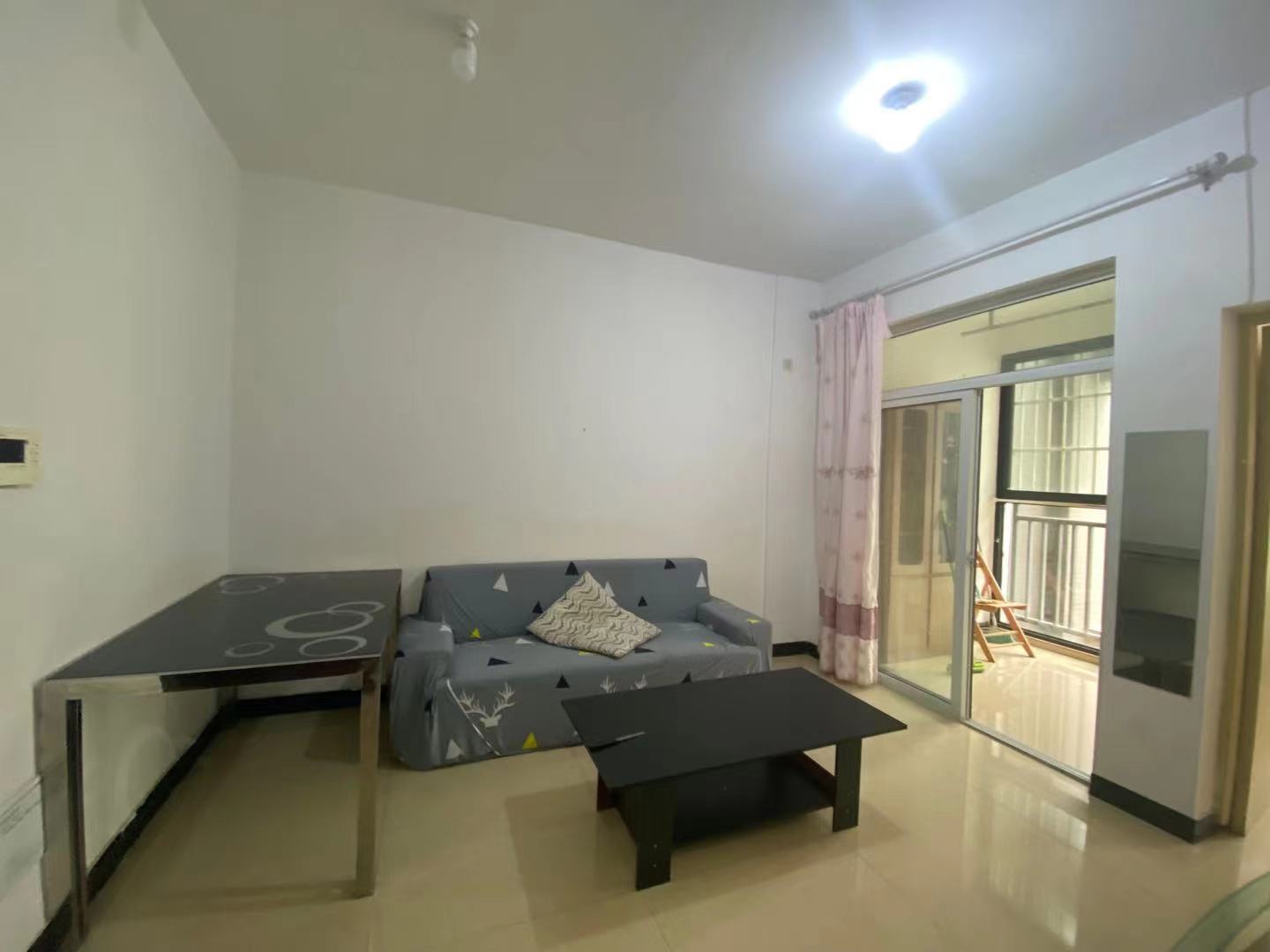 南湖春天  1室1厅1卫    1600.0元/月 南湖春天  1室1厅1卫    1600.0元/月