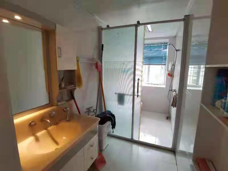 市委家属区东院 5室3厅3卫 120.0万 市委家属区东院 5室3厅3卫 120.0万卫生间