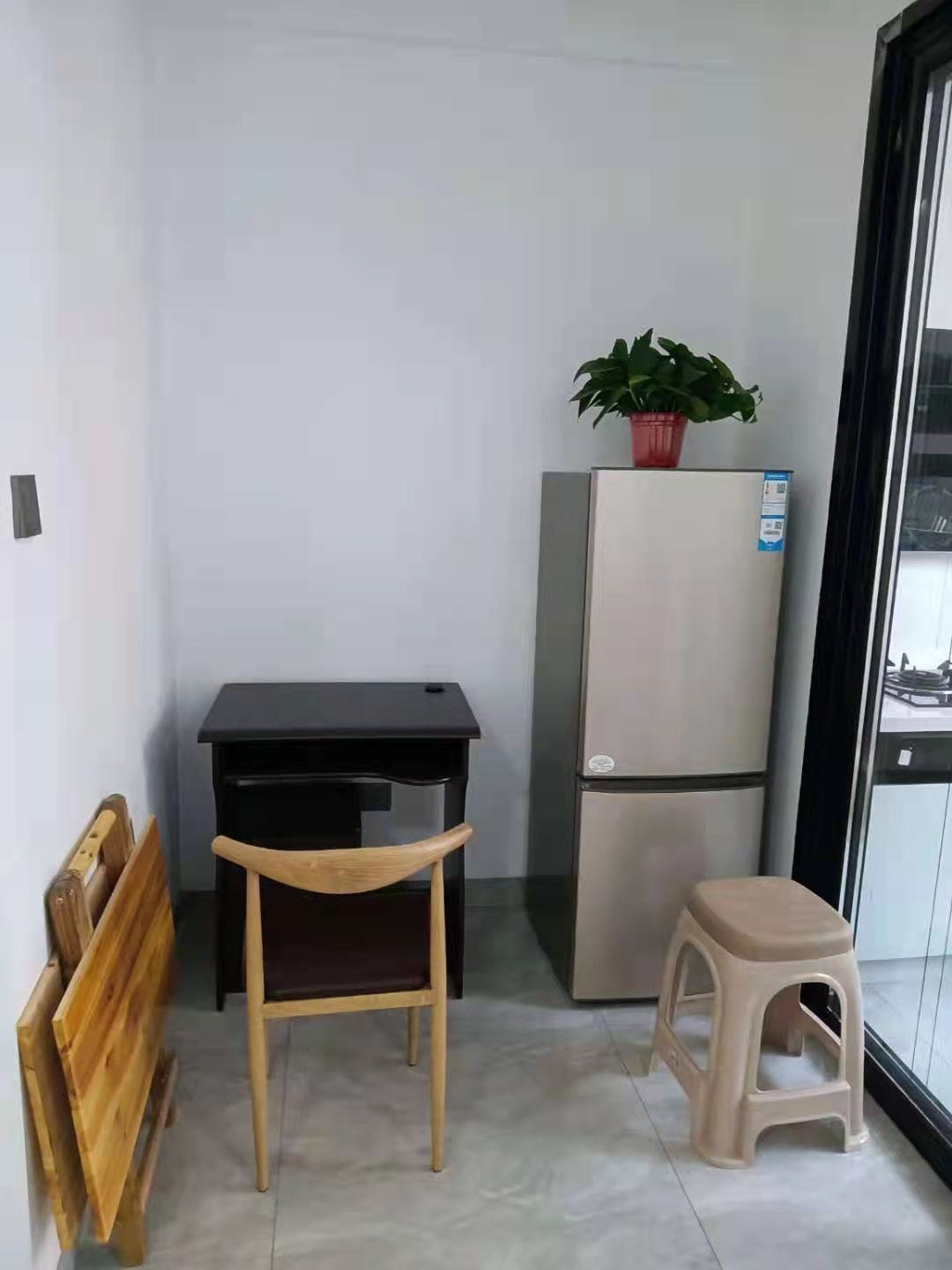 辉煌广场  1室1厅1卫    1300.0元/月 辉煌广场  1室1厅1卫    1300.0元/月室内图