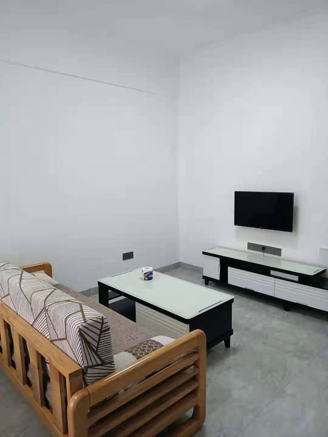 辉煌广场  1室1厅1卫    1300.0元/月 辉煌广场  1室1厅1卫    1300.0元/月室内图