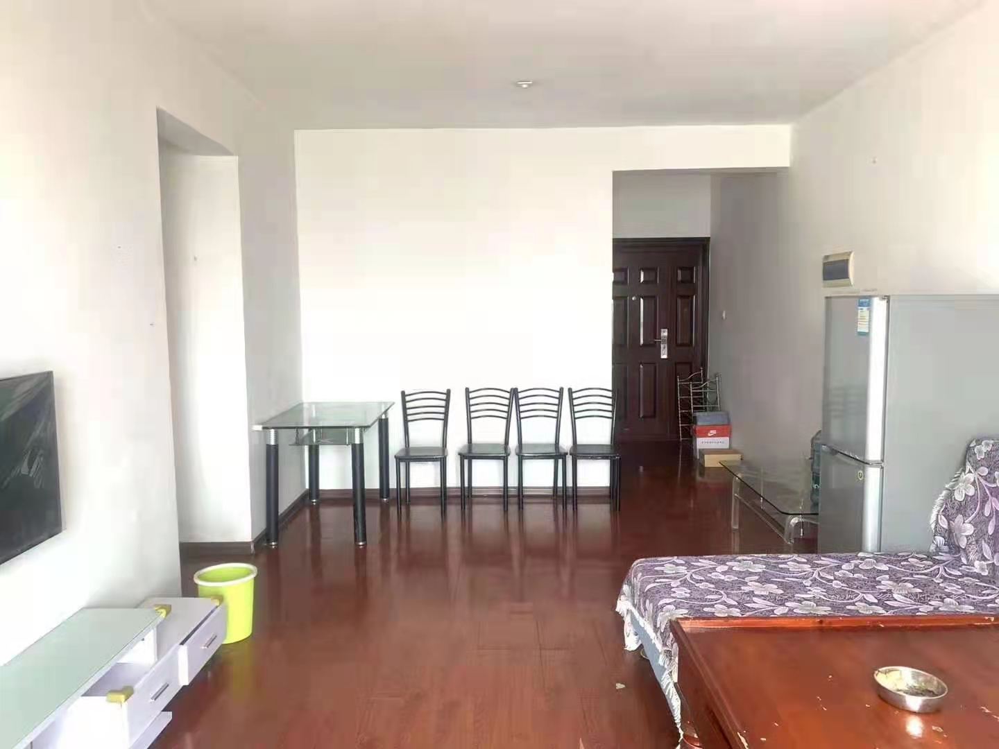 一品恒城  3室1厅1卫    66.0万 一品恒城  3室1厅1卫    66.0万客厅