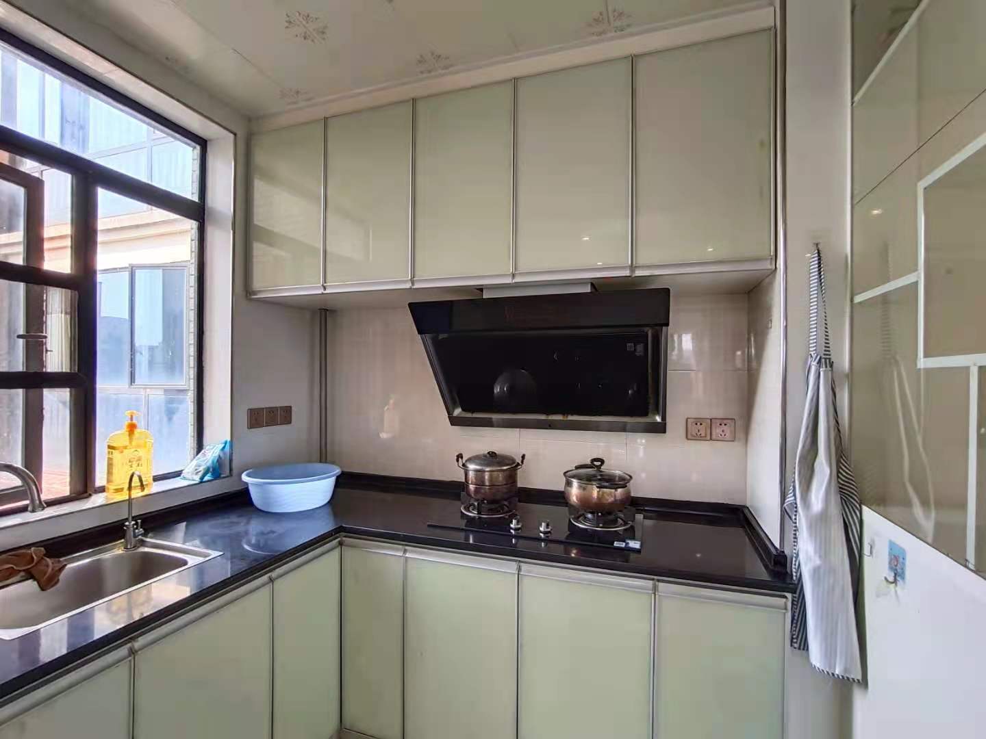 龙腾国际 2室2厅1卫 68.8万 龙腾国际 2室2厅1卫 68.8万客厅