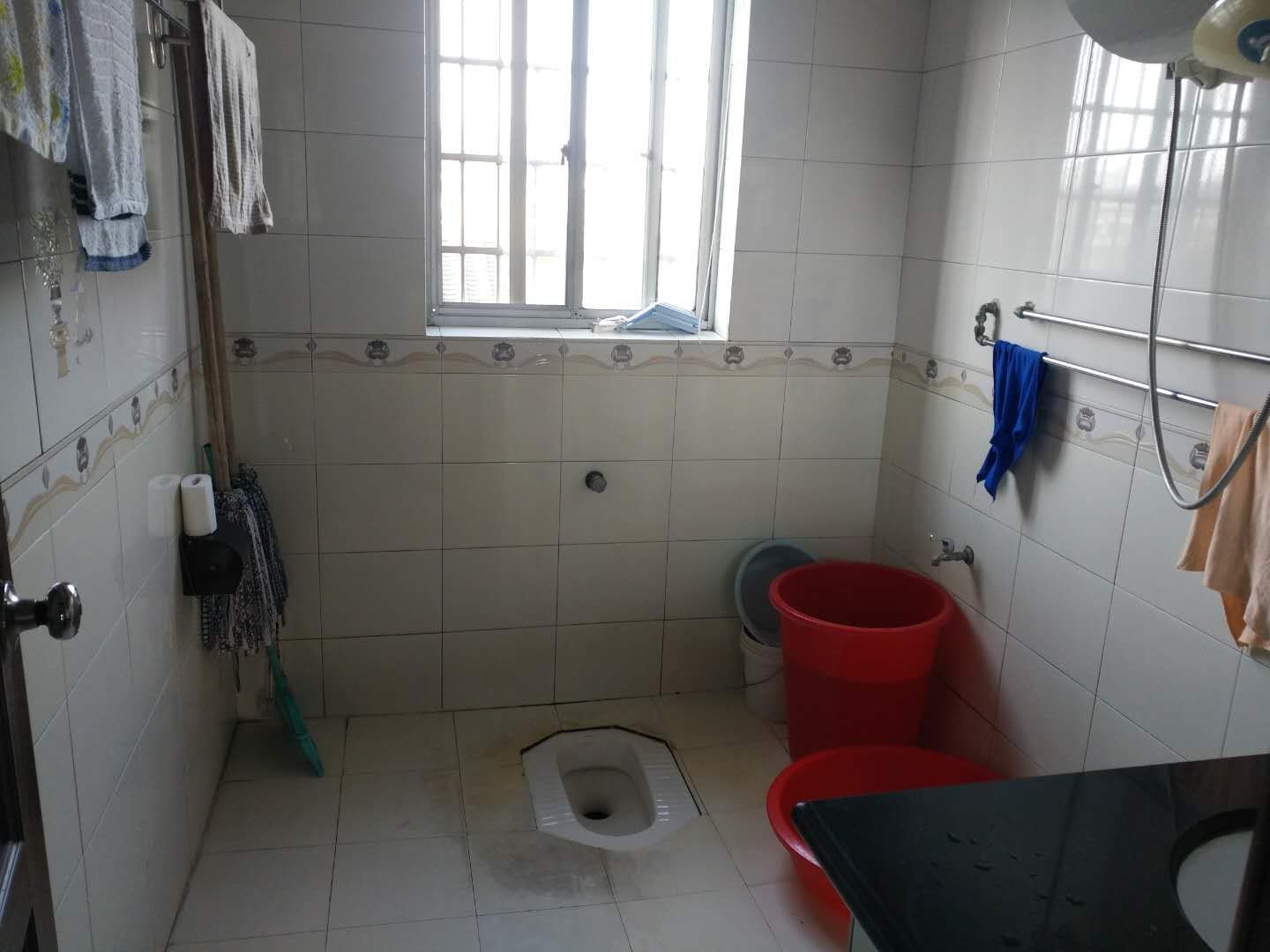 康泰花园  3室2厅2卫    67.8万 康泰花园  3室2厅2卫    67.8万卫生间