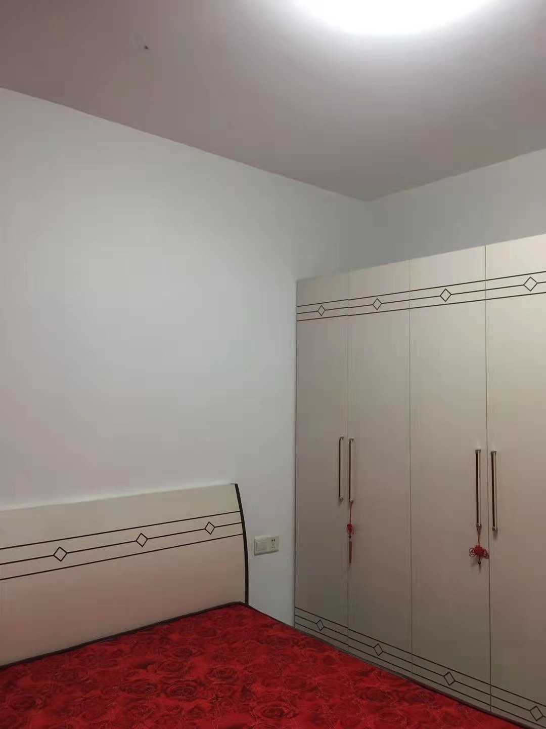 桃花里  1室1厅1卫    1300.0元/月 桃花里  1室1厅1卫    1300.0元/月室内图