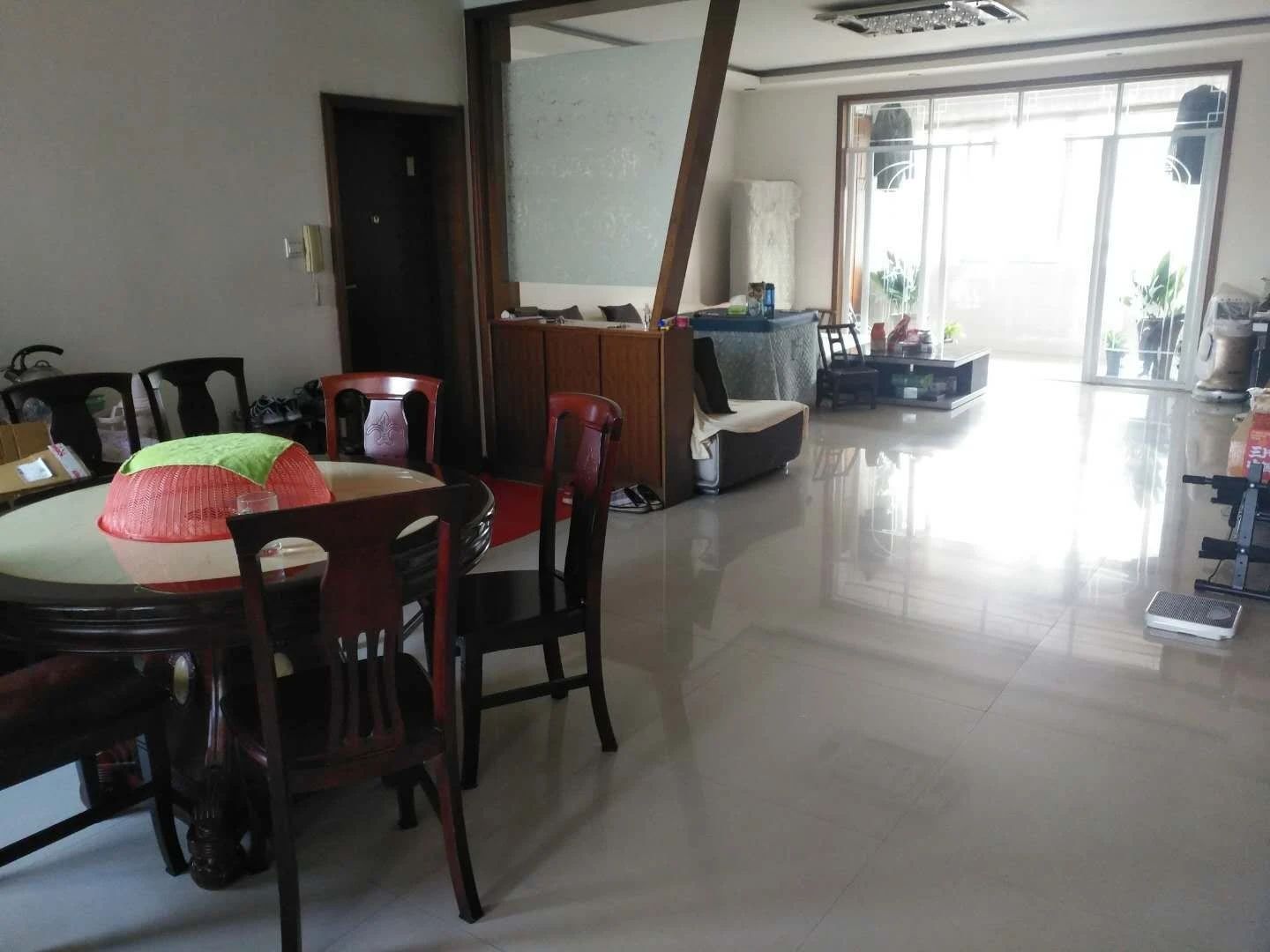 康泰花园  3室2厅2卫    67.8万 康泰花园  3室2厅2卫    67.8万客厅