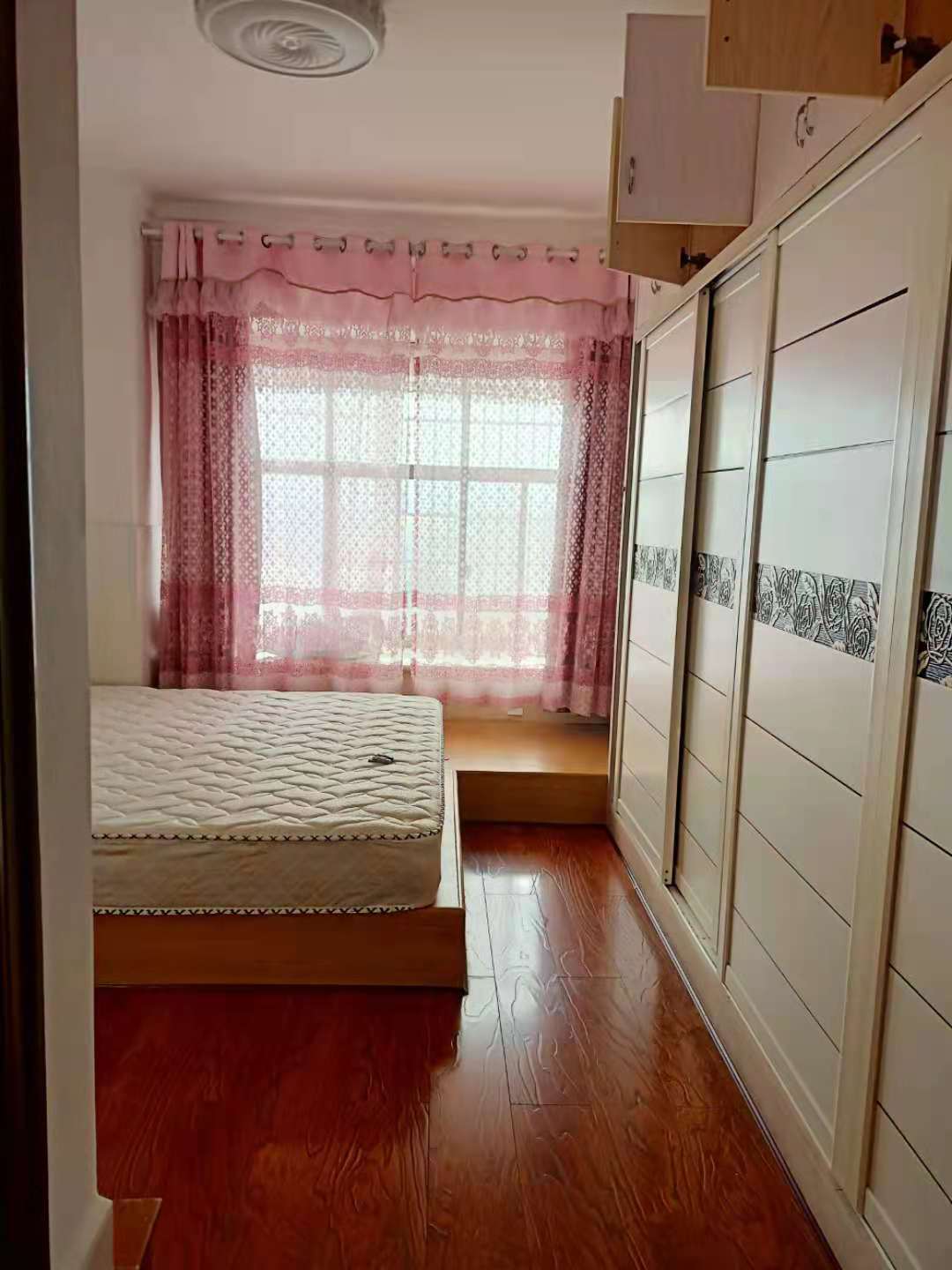 鑫源大厦  3室2厅2卫   81.80万卧室