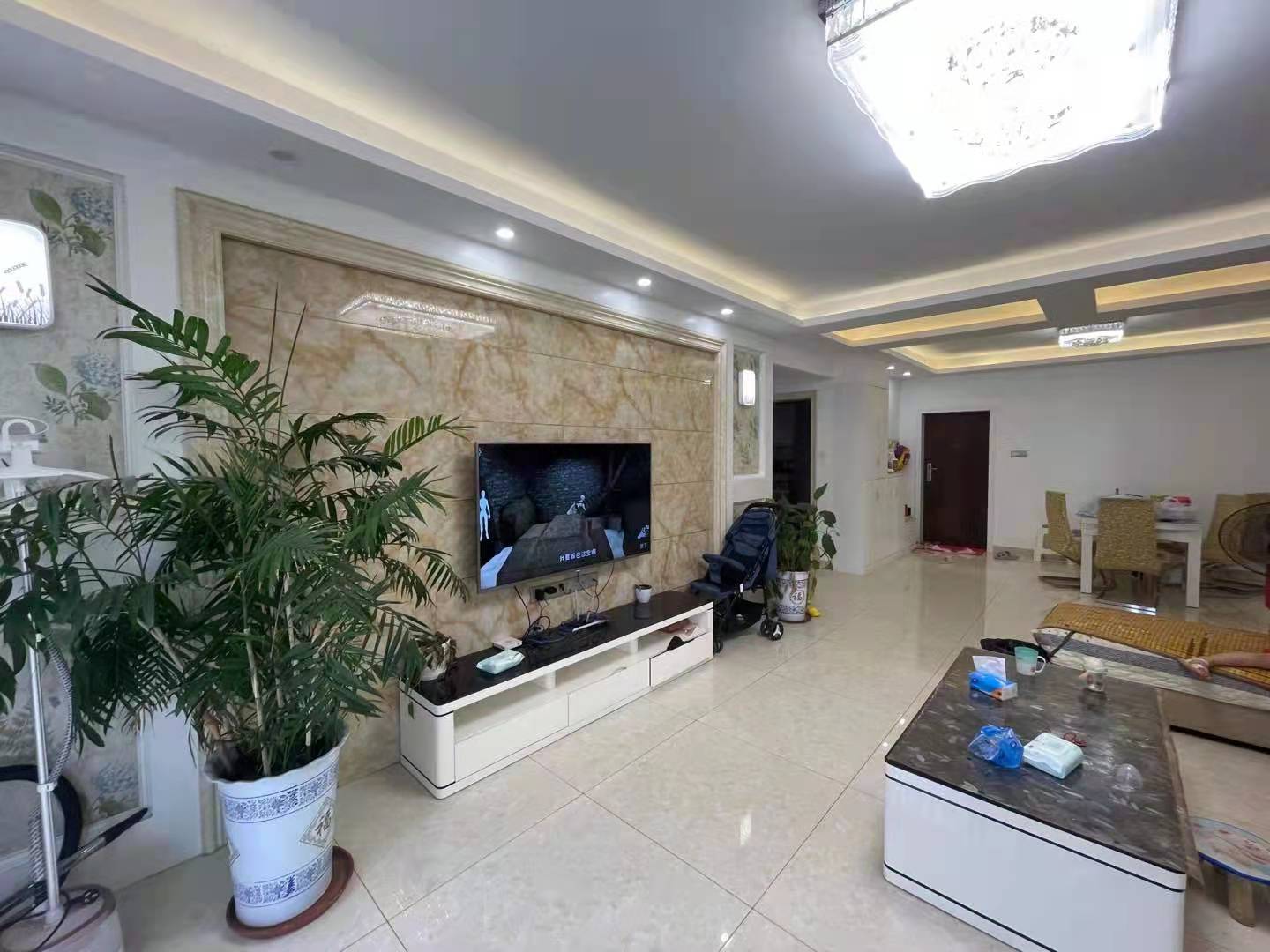 东方豪苑 3室2厅2卫 90.0万 东方豪苑 3室2厅2卫 90.0万客厅