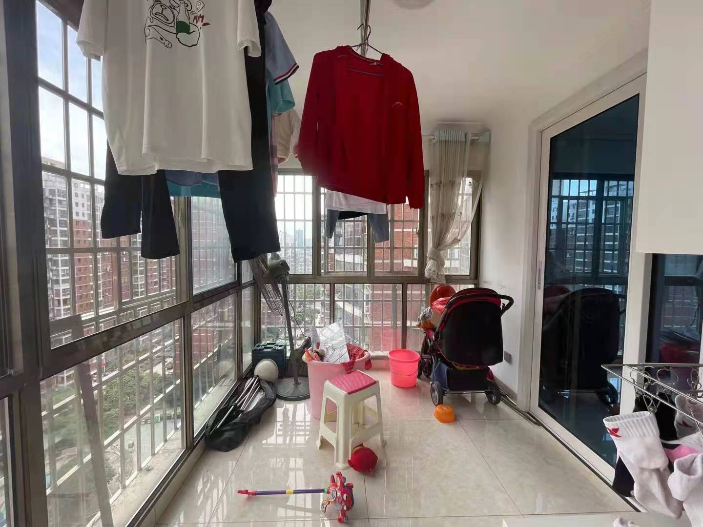 东方豪苑 3室2厅2卫 90.0万 东方豪苑 3室2厅2卫 90.0万客厅