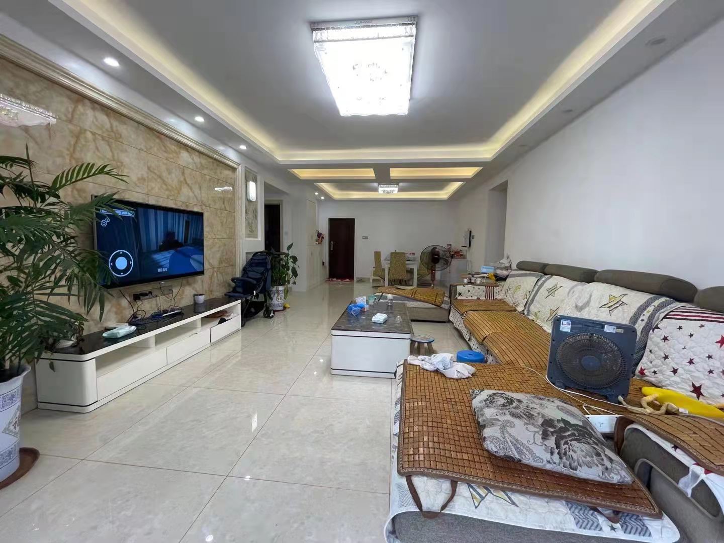 东方豪苑 3室2厅2卫 90.0万 东方豪苑 3室2厅2卫 90.0万客厅