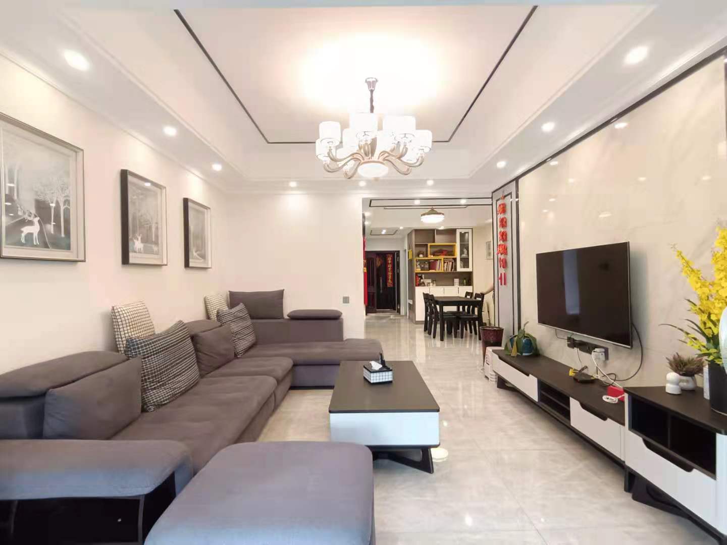 融冠亲城  3室2厅1卫    3000.0元/月 融冠亲城  3室2厅1卫    3000.0元/月室内图