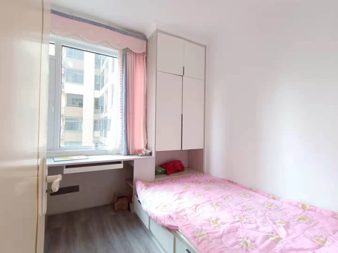 融冠亲城  3室2厅1卫    3000.0元/月 融冠亲城  3室2厅1卫    3000.0元/月室内图