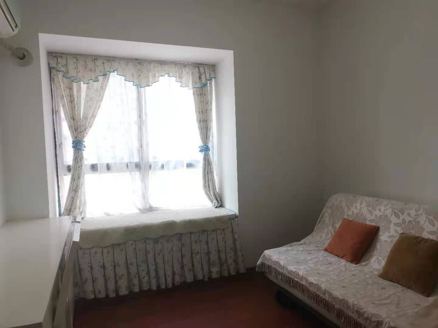 名仕华府  4室2厅2卫    2500.0元/月 名仕华府  4室2厅2卫    2500.0元/月室内图