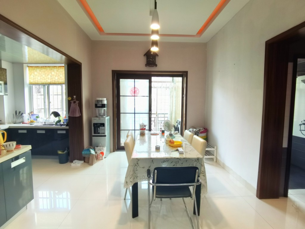 珠江丽园 4室2厅2卫 70.0万 珠江丽园 4室2厅2卫 70.0万客厅