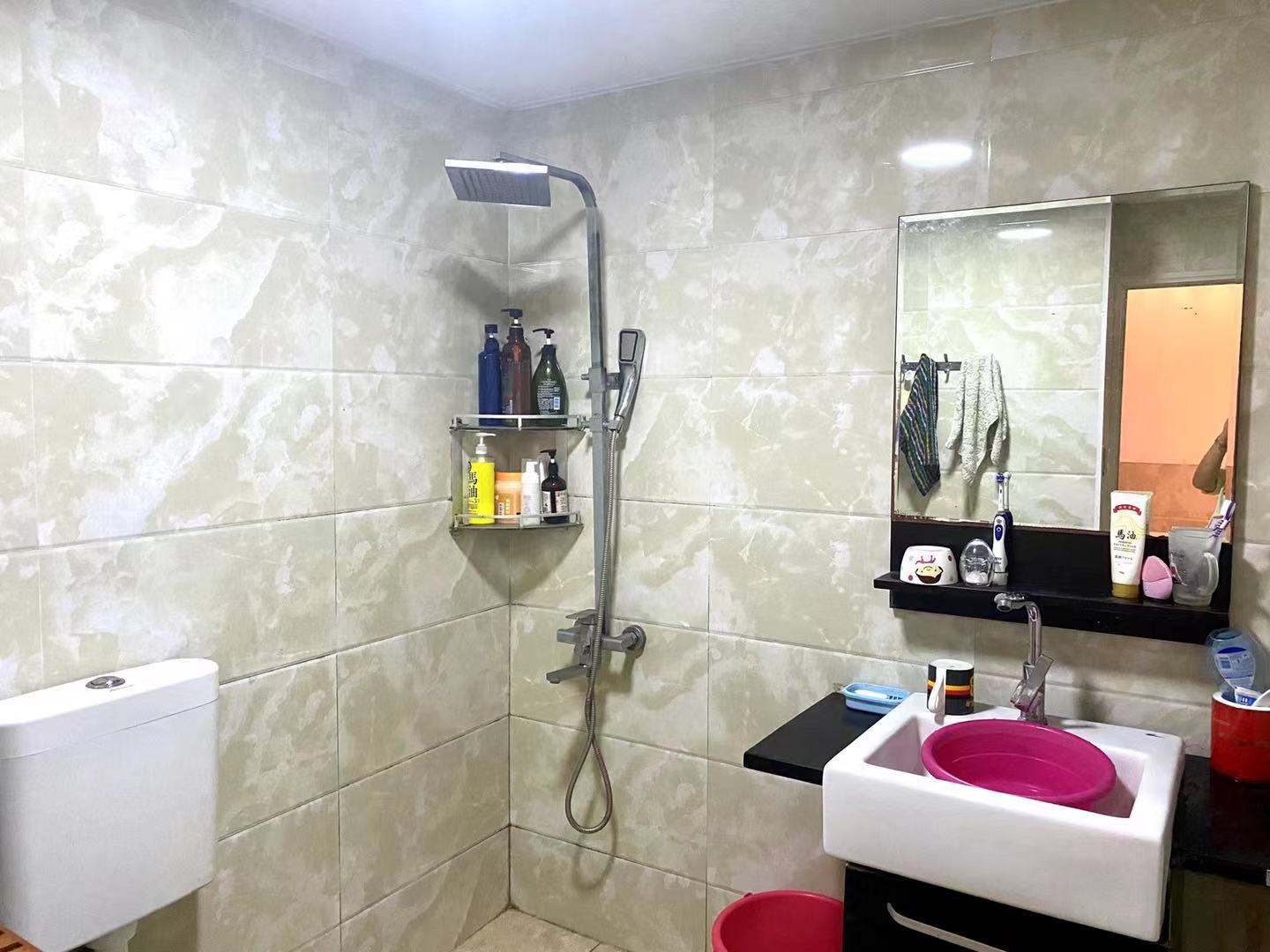 大码头街道鹅洋池居委会 4室2厅2卫 75.0万 大码头街道鹅洋池居委会 4室2厅2卫 75.0万卫生间