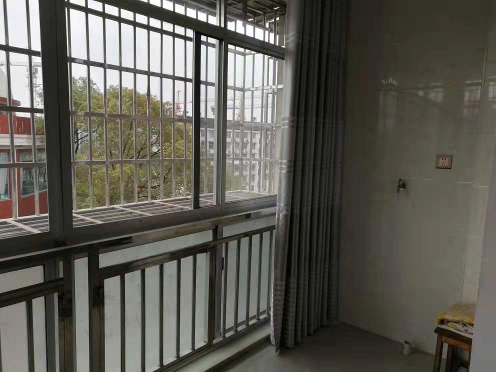 泽苑兴居  2室2厅1卫   51.80万阳台