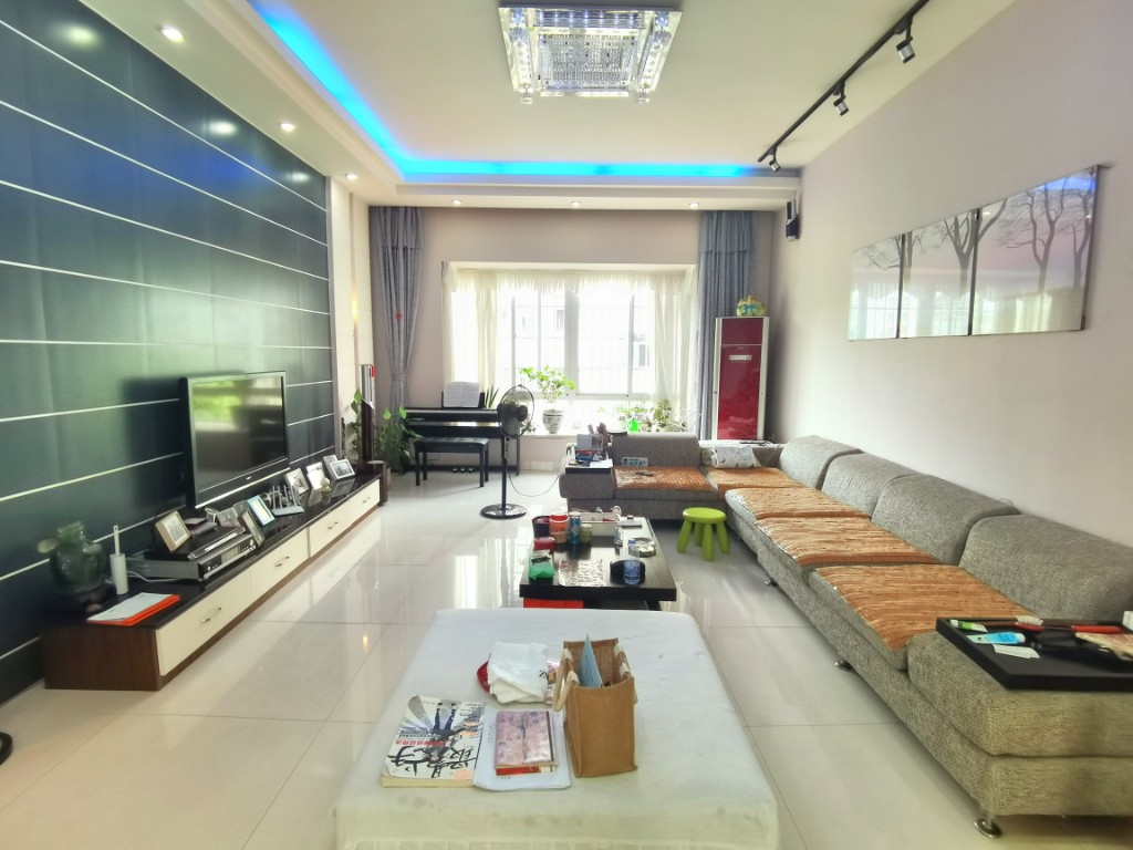 珠江丽园 4室2厅2卫 70.0万 珠江丽园 4室2厅2卫 70.0万客厅