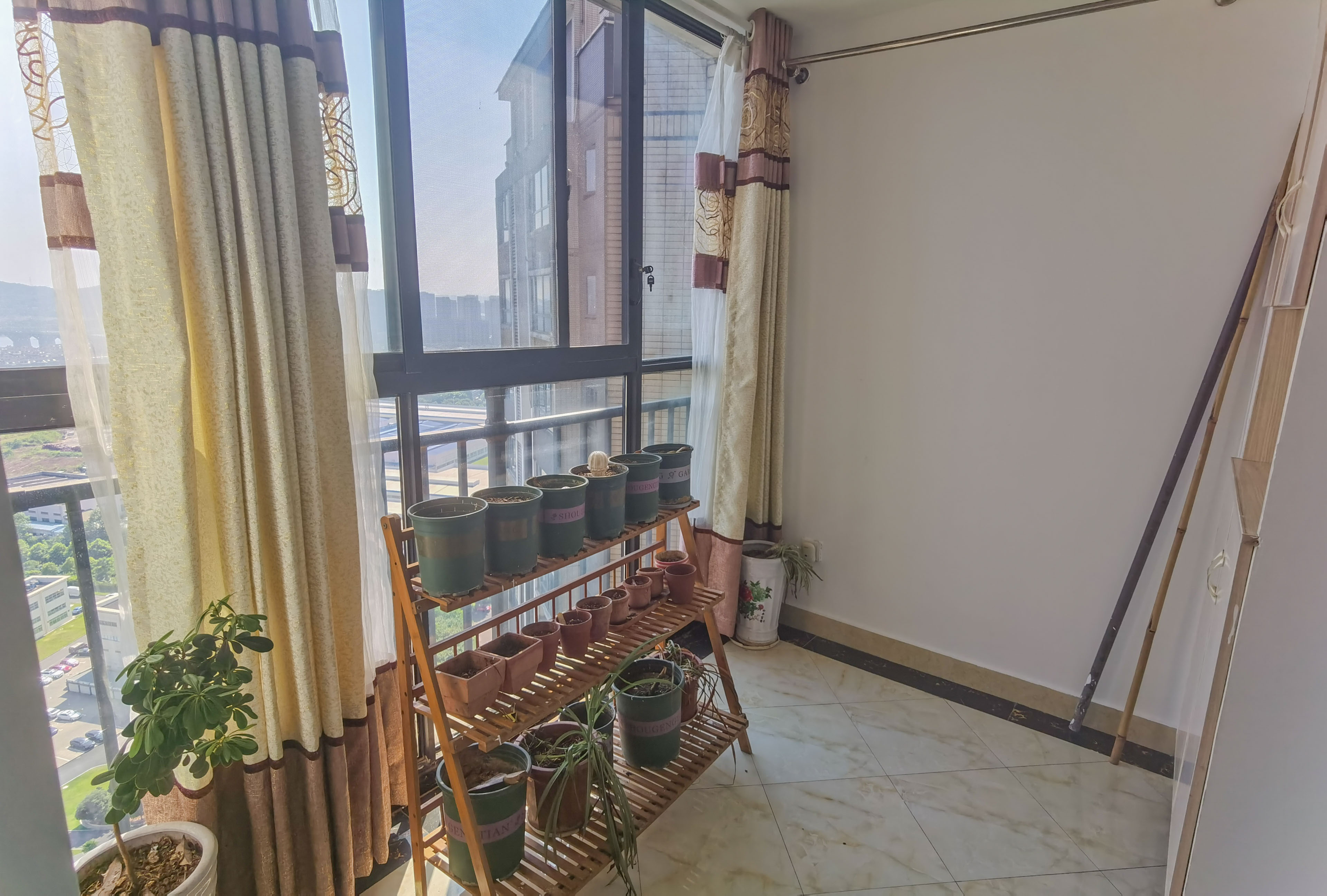 美的城二期 4室2厅1卫 82.80万 美的城二期 4室2厅1卫 82.80万客厅