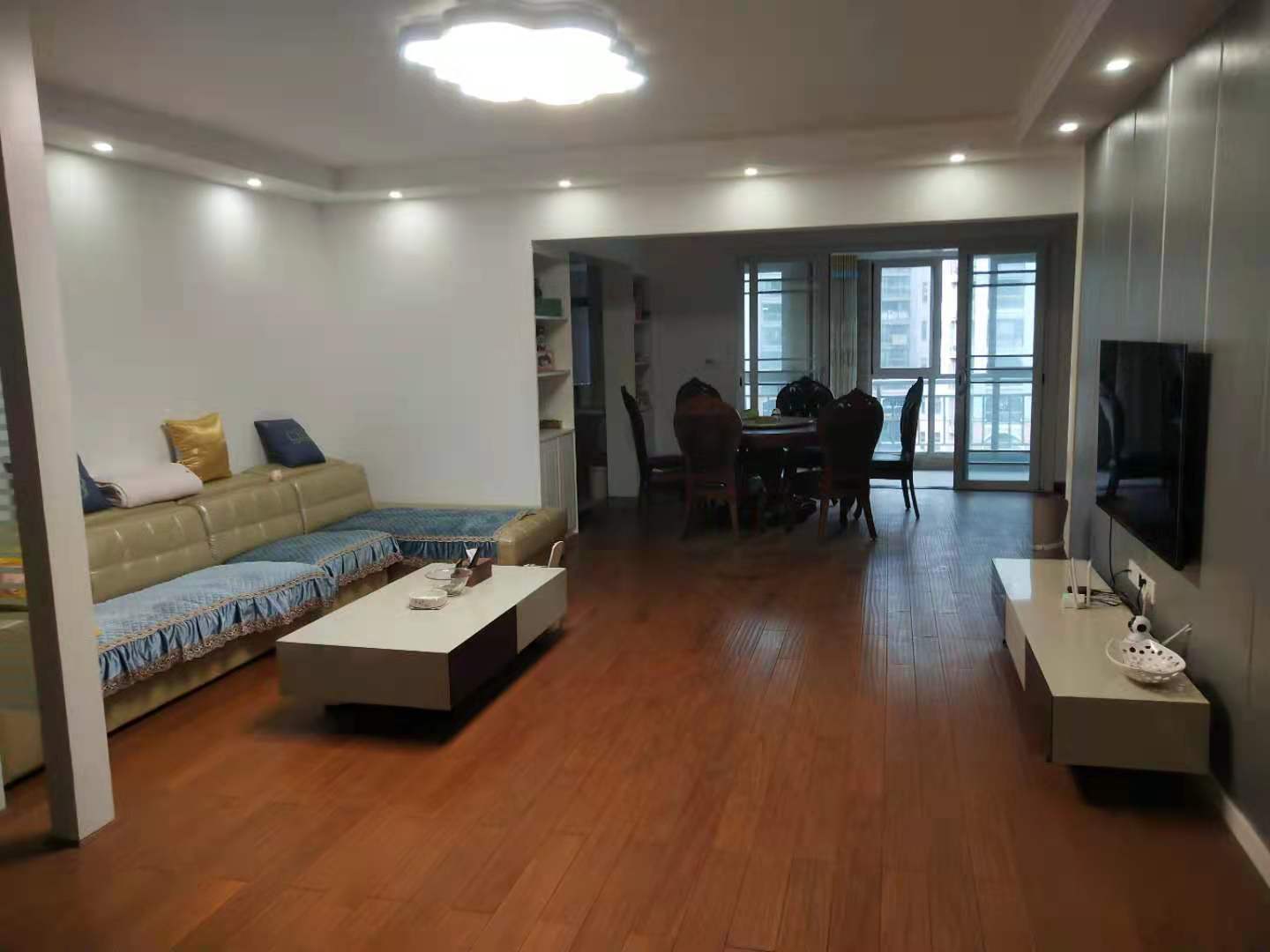 龙洲馨苑  4室2厅1卫    158.0万 龙洲馨苑  4室2厅1卫    158.0万客厅