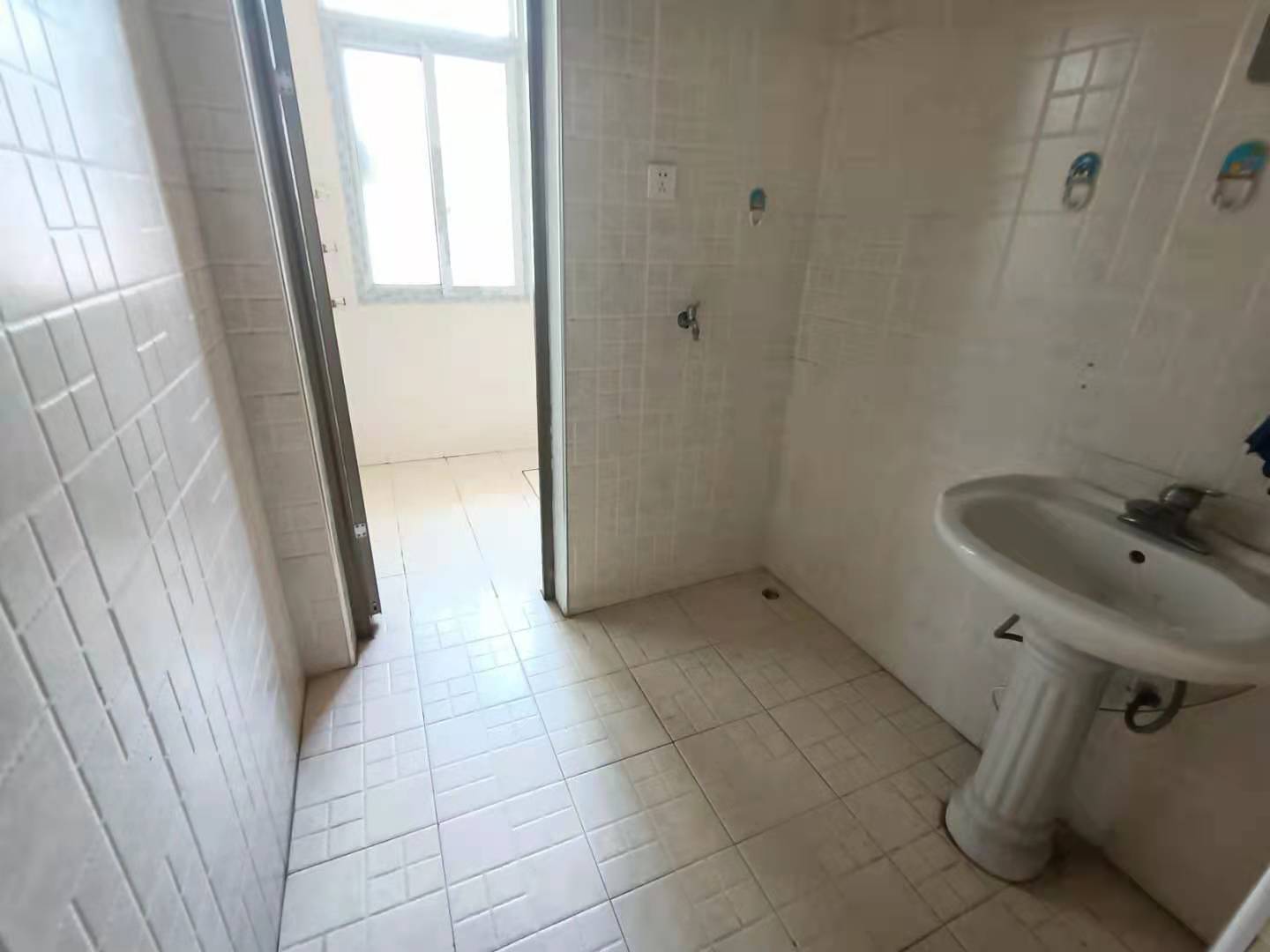 湘中园  3室2厅2卫    88.8万卫生间