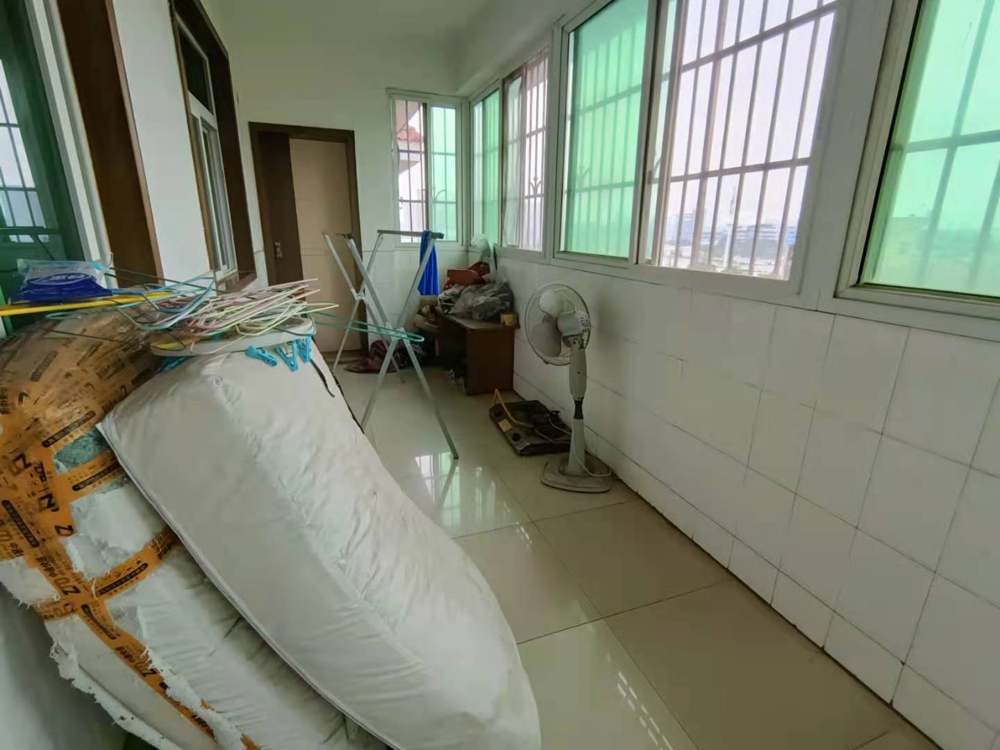 珠江花园  4室2厅1卫    55.0万 珠江花园  4室2厅1卫    55.0万客厅