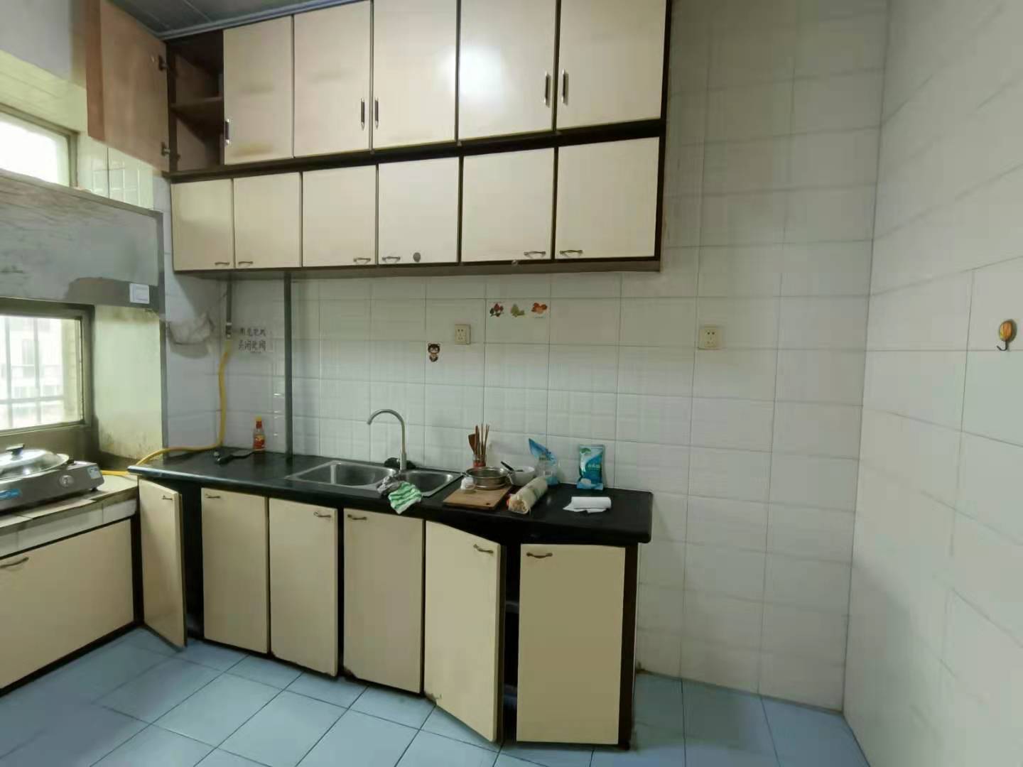 珠江花园  4室2厅1卫    55.0万 珠江花园  4室2厅1卫    55.0万客厅