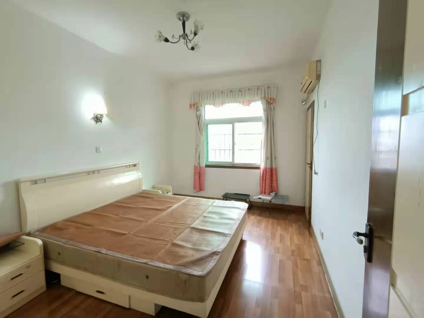 珠江花园  4室2厅1卫    55.0万 珠江花园  4室2厅1卫    55.0万客厅