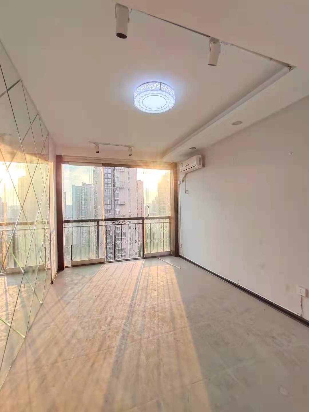宏和君悦名居  5室2厅2卫   130.00万客厅