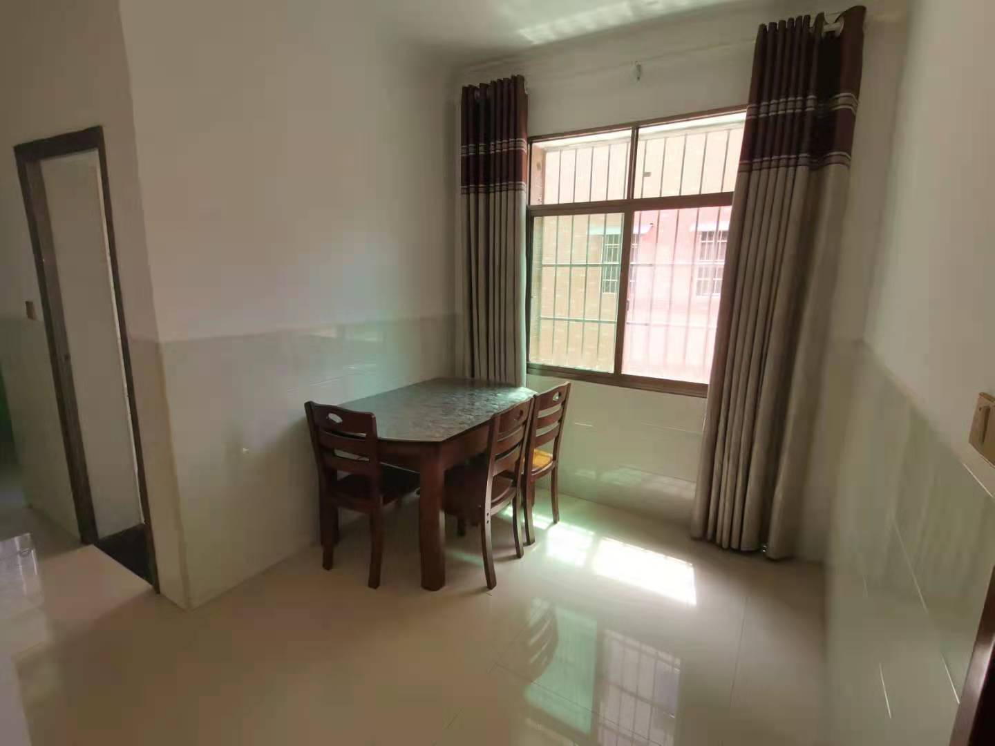 融冠亲城安置房  2室1厅1卫    1500.0元/月 融冠亲城安置房  2室1厅1卫    1500.0元/月室内图