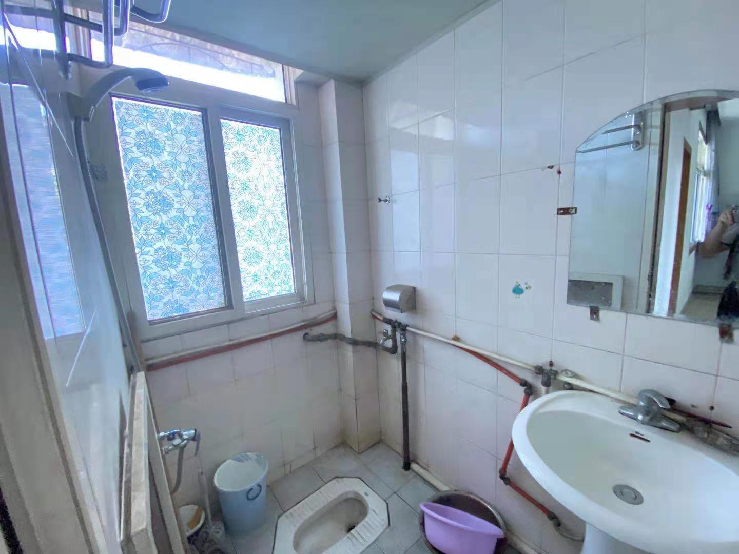 向东南社区  3室1厅1卫    1600.0元/月室内图