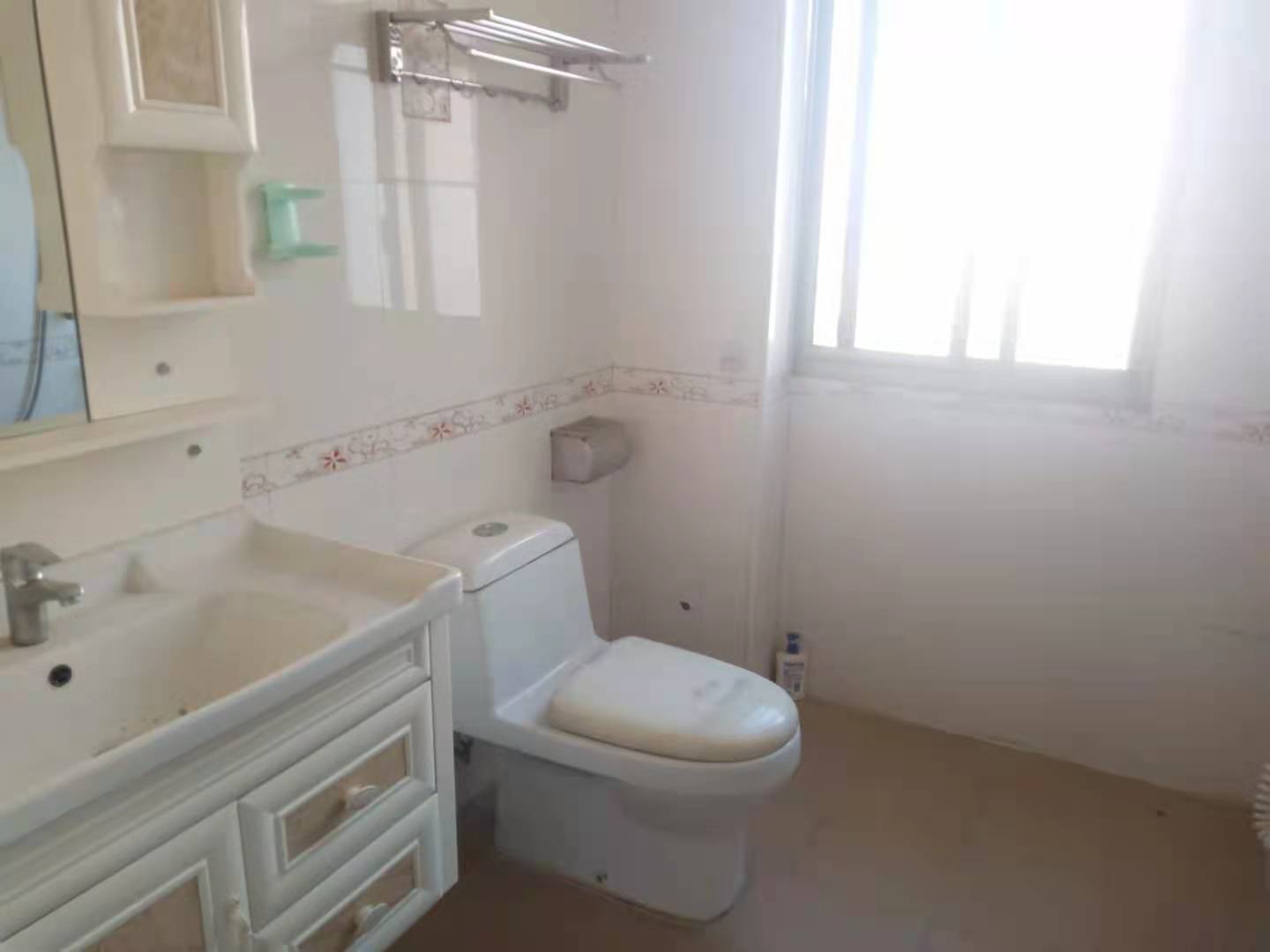 加州阳光小区（吉星阳光）  4室2厅2卫    98.8万卫生间