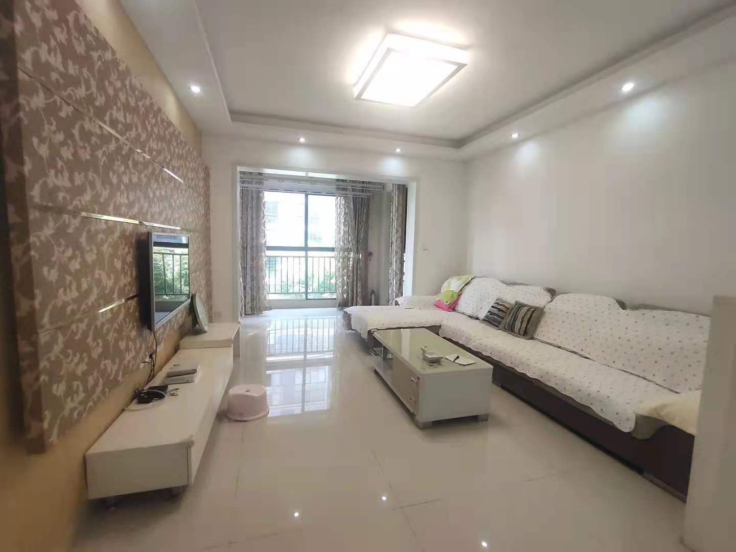 天酬尚都  2室1厅1卫    2200.0元/月 天酬尚都  2室1厅1卫    2200.0元/月室内图