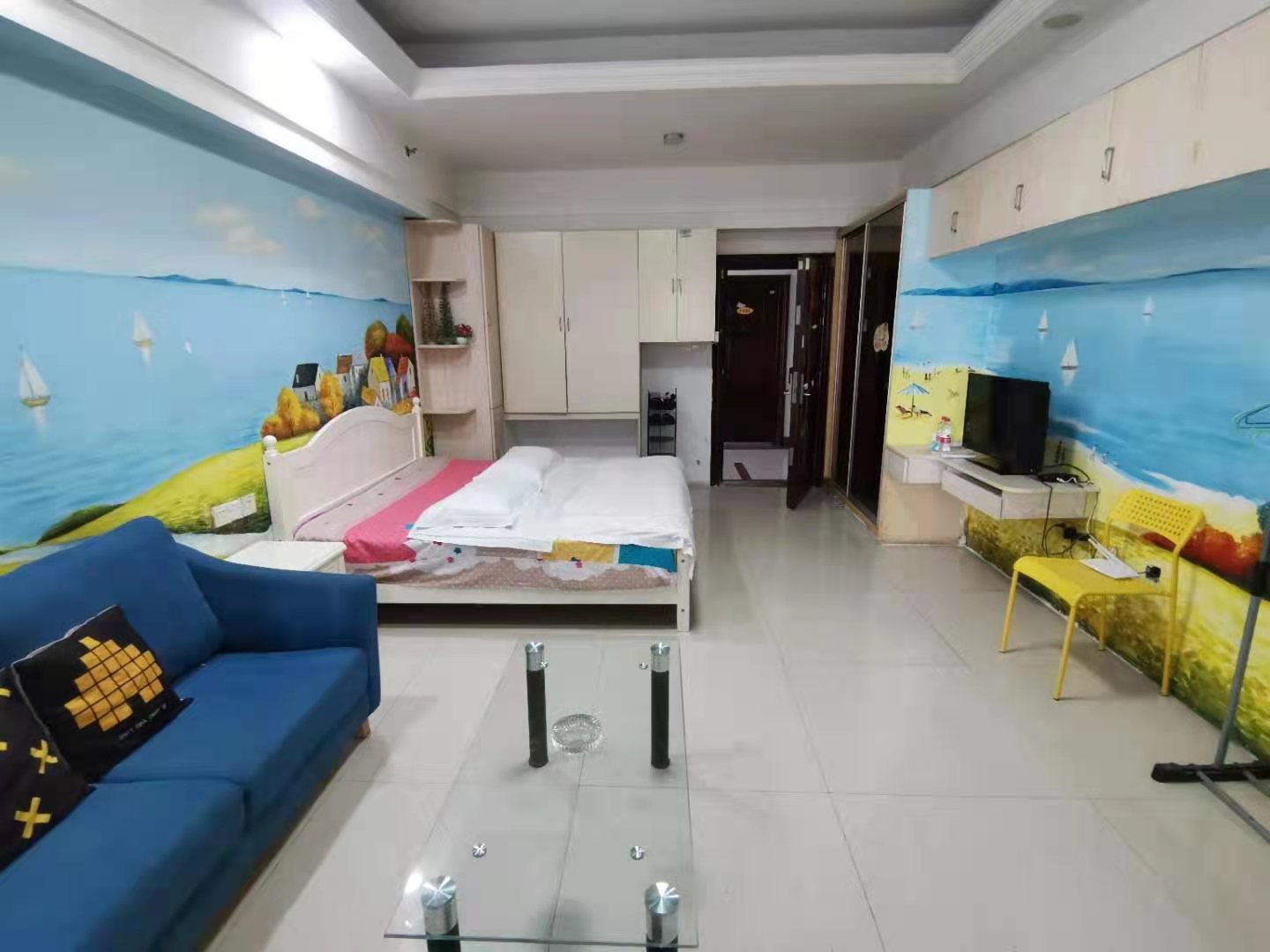 中央商业广场 1室1厅1卫 30.8万 中央商业广场 1室1厅1卫 30.8万客厅