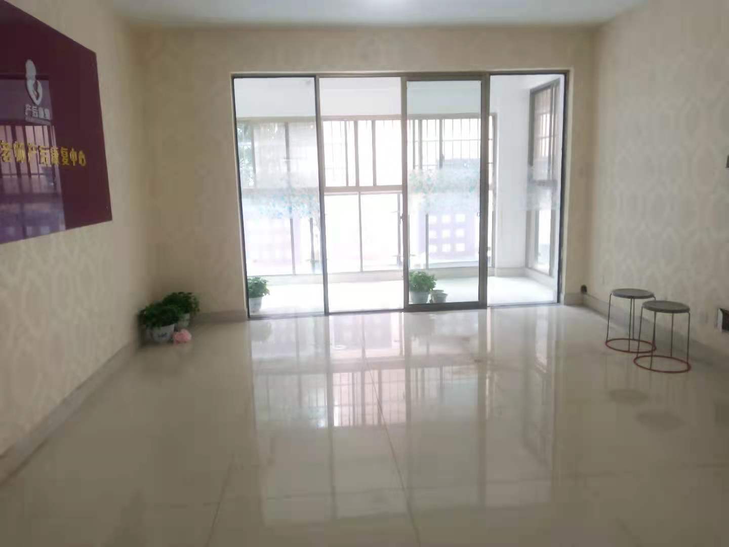 华天壹号公馆  3室2厅2卫    2000.0元/月 华天壹号公馆  3室2厅2卫    2000.0元/月室内图