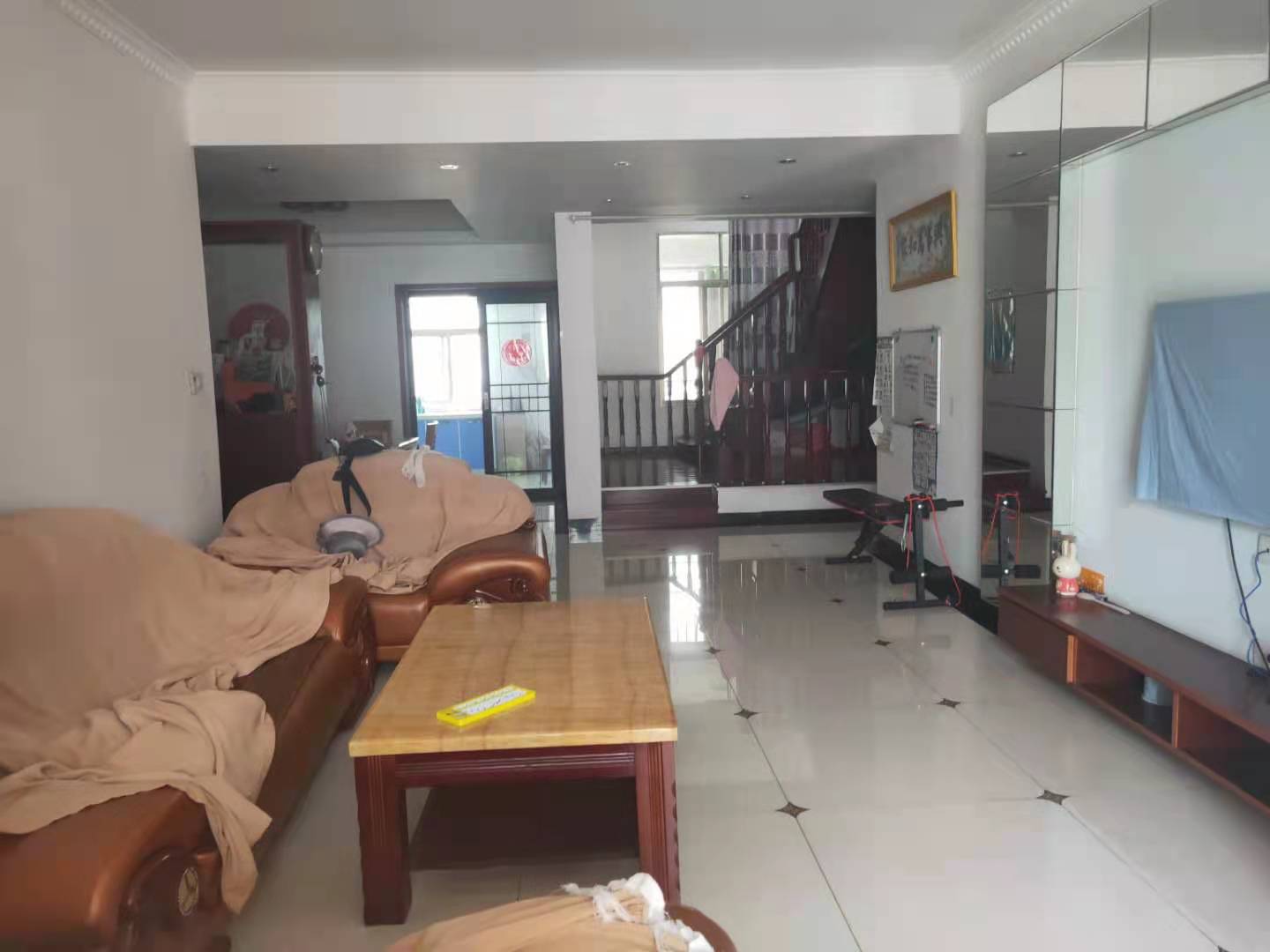 益秀园  5室2厅2卫    45.0万 益秀园  5室2厅2卫    45.0万客厅