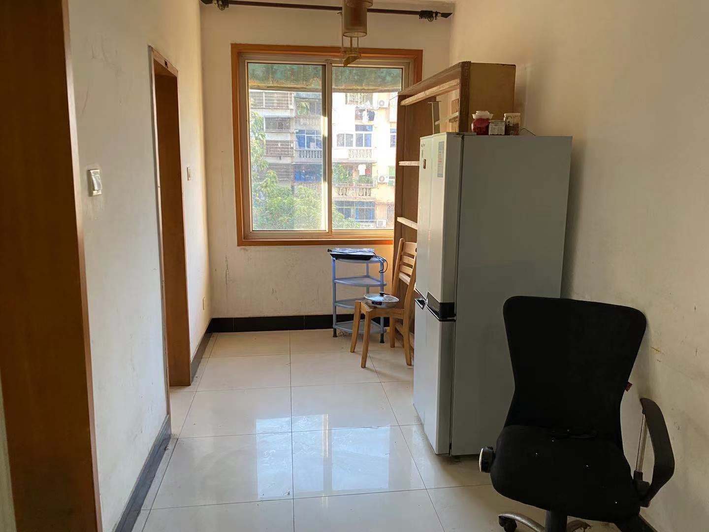 左家塘省税务局宿舍 4室2厅1卫 1700.0元/月 左家塘省税务局宿舍 4室2厅1卫 1700.0元/月室内图