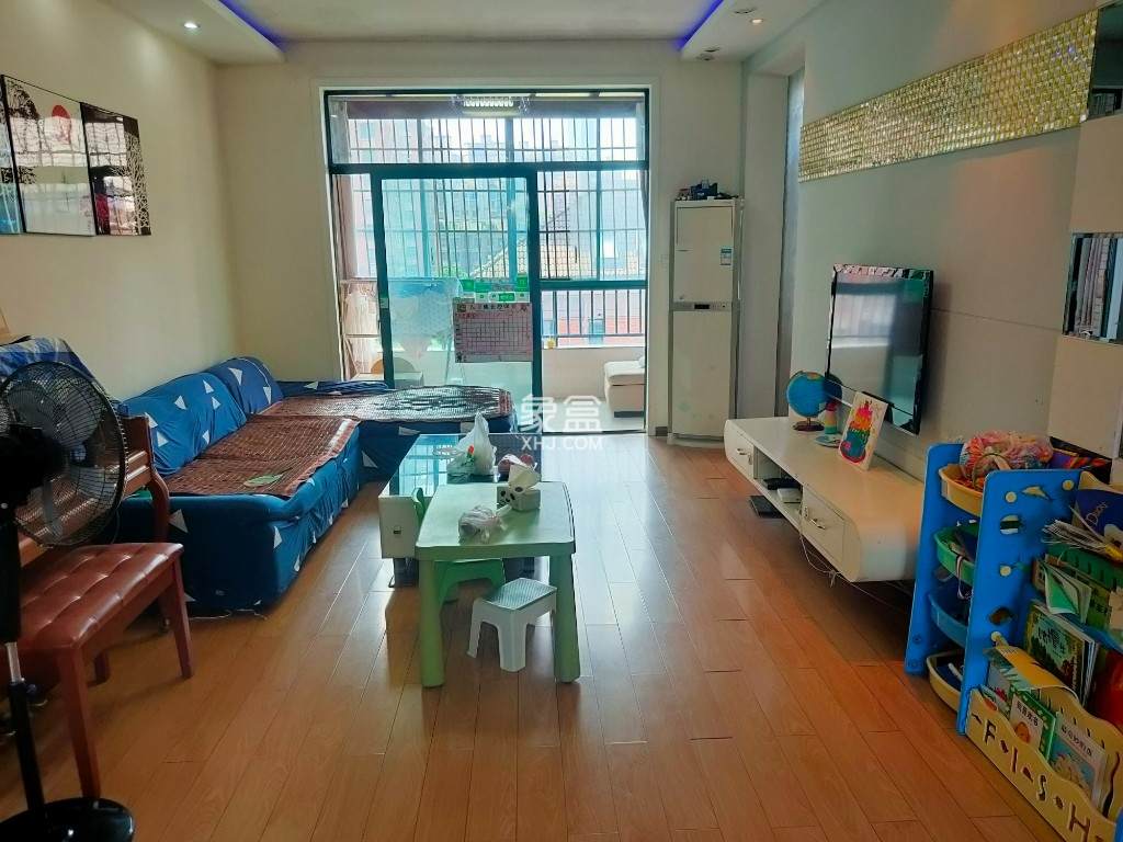 尚格名城花好悦园4期 4室2厅2卫 70.00万 尚格名城花好悦园4期 4室2厅2卫 70.00万客厅