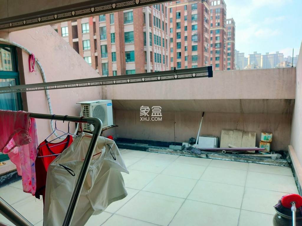 尚格名城花好悦园4期 4室2厅2卫 70.00万 尚格名城花好悦园4期 4室2厅2卫 70.00万客厅