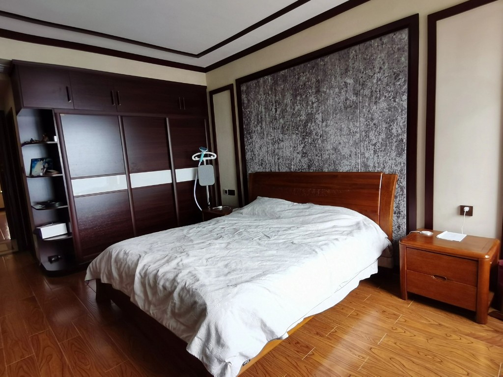 桃花源里  4室2厅3卫   168.00万卧室