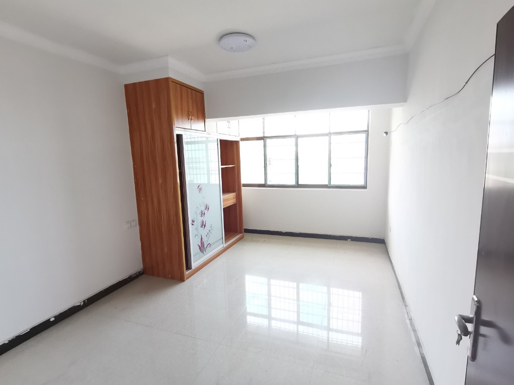 御景华庭  3室2厅2卫   1800.00元/月室内图