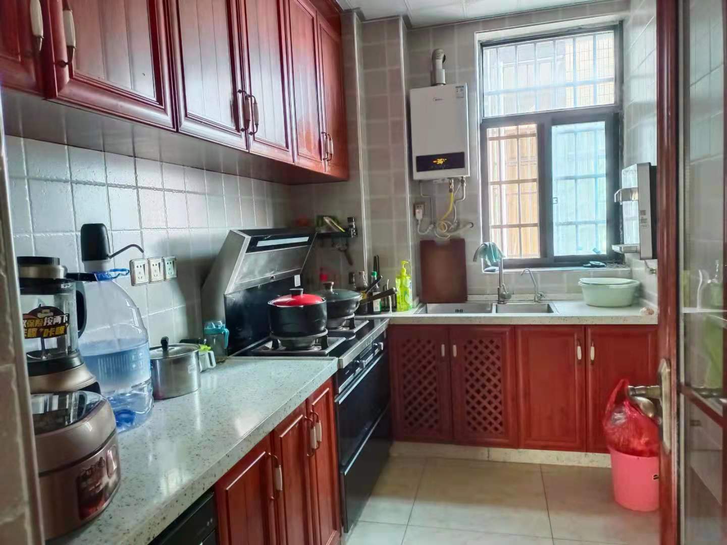 鸿星新天地 4室2厅2卫 100.0万 鸿星新天地 4室2厅2卫 100.0万客厅